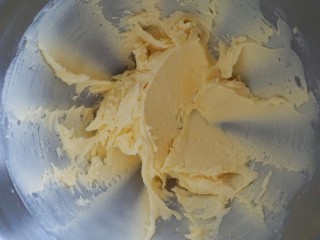 2、年货必备甜品|香酥曲奇,开动厨师机中档打发黄油,颜色变浅一点即可。