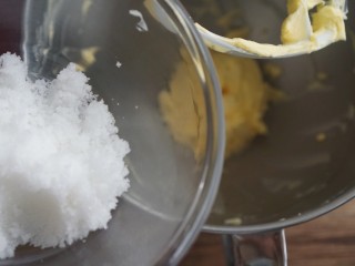 3、年货必备甜品|香酥曲奇,分两次加入白砂糖,低档搅拌均匀。