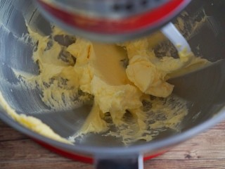 5、年货必备甜品|香酥曲奇,低速搅拌至看不见面粉就好。