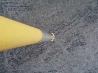 6、年货必备甜品|香酥曲奇,烤箱预热150度十分钟,将面糊装入裱花袋中。