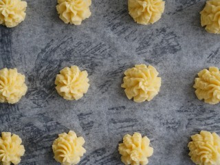 7、年货必备甜品|香酥曲奇,烤盘铺上油纸,挤上曲奇花。