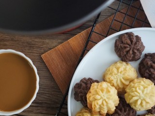 8、年货必备甜品|香酥曲奇,150度烤30分钟,取出后常温置凉定型。