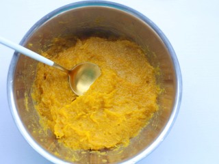 2、奶香南瓜芝麻饼,压成泥。