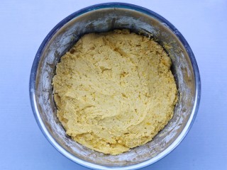 6、奶香南瓜芝麻饼,和成面糊。