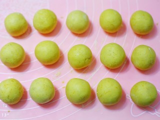 7、奶香南瓜芝麻饼,揉成圆球。