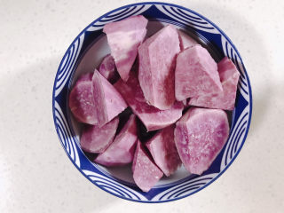 1、紫薯芝麻饼,紫薯切块。上锅蒸软