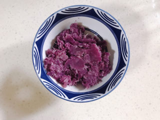 2、紫薯芝麻饼,捣成泥