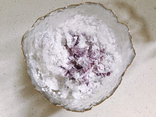 4、紫薯芝麻饼,再加入适量的牛奶和糖