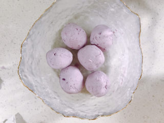 6、紫薯芝麻饼,分成适当大小并揉成圆球