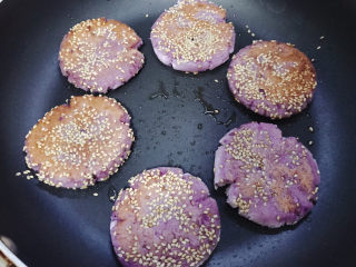 10、紫薯芝麻饼,中小火煎至两面金黄即可。