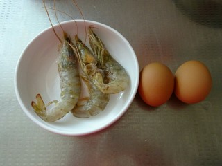 1、虾仁蒸蛋羹,准备鲜虾和鸡蛋。（买回来的虾挺新鲜的，不过吃不完放冷冻了）