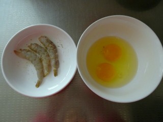 3、虾仁蒸蛋羹,剥好的虾仁放一点胡椒粉抓一下，鸡蛋打入碗内。