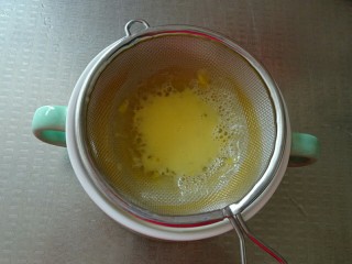 6、虾仁蒸蛋羹,用滤网过滤到蒸碗内。