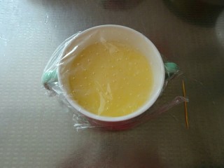 7、虾仁蒸蛋羹,如果有小气泡，则要都扎破，盖上保鲜膜，扎一些小孔。这也是蛋羹滑嫩无气孔的关键。