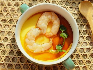 11、虾仁蒸蛋羹,放一片香菜做点缀，淋适量生抽和香油。