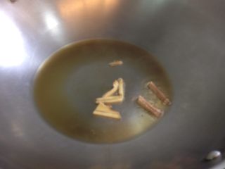 1、麻油鱸魚湯,麻油爆香薑片