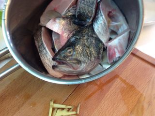 2、麻油鱸魚湯,鱸魚切塊洗淨稍微擦乾避免賤油