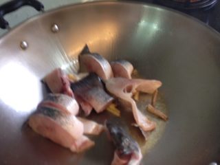 3、麻油鱸魚湯,放入熱鍋稍微煎一下，魚皮有金黃焦脆感，吃起來口感更好