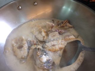 4、麻油鱸魚湯,放入開水燜煮