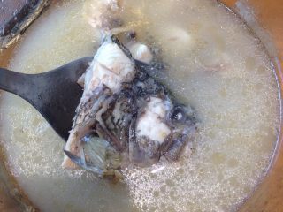 5、麻油鱸魚湯,裝鍋後鹽巴調味後，再撒一點麻油在湯的表面，這樣裝湯時，經過表面麻油，每一塊都有麻油香