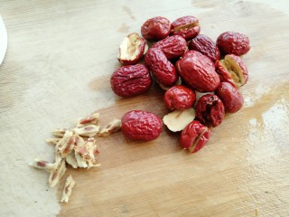 5、荔枝红枣山药枸杞粥,红枣对半切开去核待用