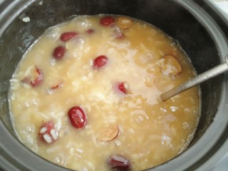 13、荔枝红枣山药枸杞粥,这时要不停搅拌锅底以勉粘锅