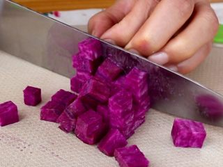 2、奶香南瓜紫薯泥,紫薯切碎丁