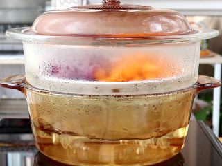 3、奶香南瓜紫薯泥,放入锅中，蒸至南瓜和紫薯软烂