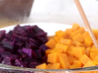 4、奶香南瓜紫薯泥,用筷子可以轻轻的戳动，就说明熟了