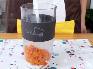 5、奶香南瓜紫薯泥,蒸熟的南瓜倒入料理杯中，加80ml配方奶