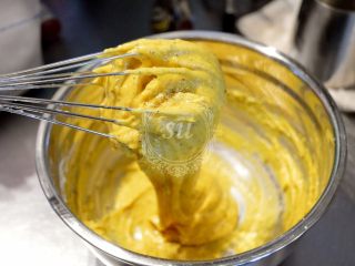 10、法式咸派【魔法蛋糕】,加入过筛后的低筋面粉。混合均匀。