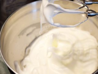 13、法式咸派【魔法蛋糕】,由于这个方子里，打发蛋白也不加糖。所以请不要提前打发，蛋白的稳定性比较低，容易消泡。准备工作都做好之后再开始打发蛋白，保证可以马上使用