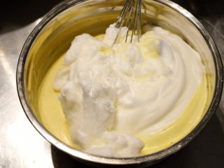 14、法式咸派【魔法蛋糕】,打发好的蛋白全部加入到【步骤11】中，然后用蛋抽从底部向上捞取的手法，混合至没有蛋白块即可。这一步注意不要过度的混合，不可以搅拌，不然会消泡