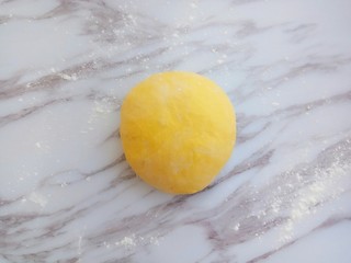 12、奶香小星星南瓜馒头,发酵好取出再次排气揉成光滑的面团