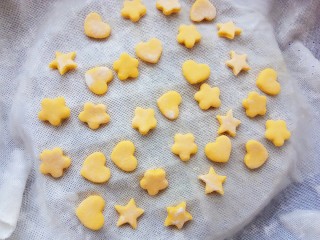 15、奶香小星星南瓜馒头,把小馒头放在蒸布上，冷水入锅，大火蒸3-5分钟