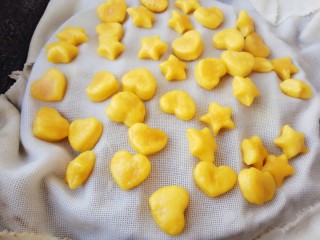 16、奶香小星星南瓜馒头,蒸好后不要忙着揭盖，等2分钟最好，避免蒸汽倒流，馒头回缩