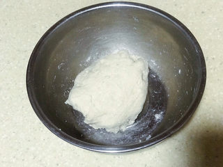 3、“咬春”春饼,揉成团，盖保鲜膜静置10分钟，再揉就不沾了