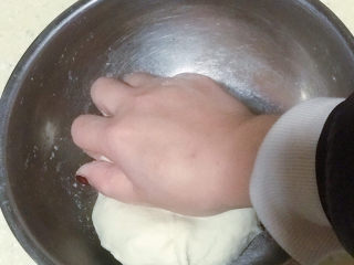 4、“咬春”春饼,继续揉面