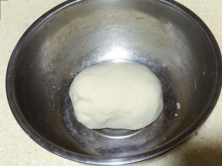 5、“咬春”春饼,揉成光滑面团