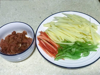 7、“咬春”春饼,准备馅料，除了图片材料，很多菜都可以“鸡蛋丝、香菇丝、豆干丝......”