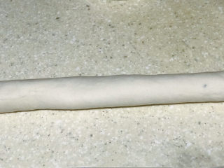 9、“咬春”春饼,面团揉成条