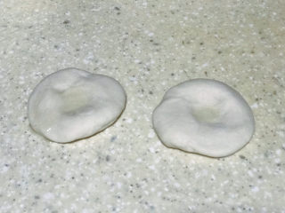 11、“咬春”春饼,面团压平，面上摸玉米油