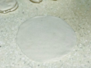 13、“咬春”春饼,用擀面杖擀成薄片，越薄越好