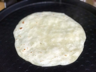 15、“咬春”春饼,饼皮两边变色，出锅