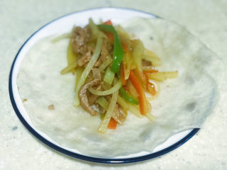 17、“咬春”春饼,加入炒好的馅料