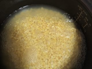 2、自制香糯绿豆馅,去皮绿豆放进电饭锅里