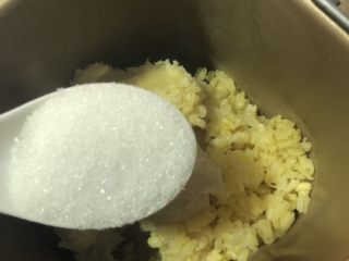 6、自制香糯绿豆馅,接着放入白砂糖