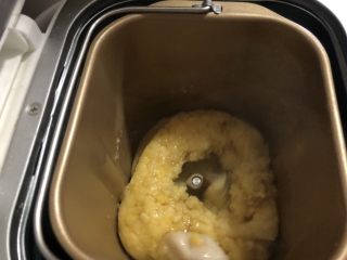 7、自制香糯绿豆馅,用面包机的和面模式，搅拌面包桶里的绿豆