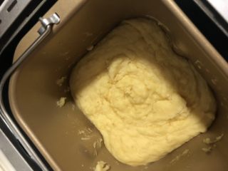 8、自制香糯绿豆馅,几分钟后，就变成了细腻柔软的绿豆蓉