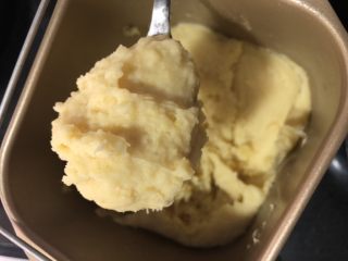 9、自制香糯绿豆馅,这种湿度刚刚好，放凉之后轻轻一捏就能成团了